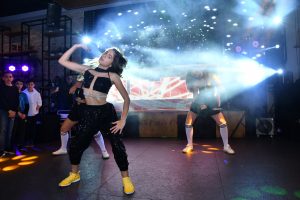 רקדניות מנוסות של Fantasy Production במופע ריקוד אנרגטי לאירועים עם תאורה ואפקטים מיוחדים.